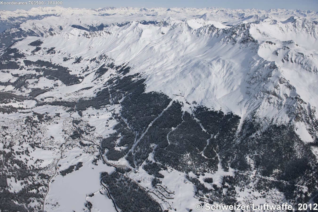 Skigebiet Parpaner Rothorn. Bahnstation (Position 2'761'800.38, 1'178'733.12) Lenzerheide - Scharmoin - Parpaner Rothorn. - Im Bildzentrum: Valbella; Blickrichtung Nord.